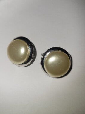 Vintage Trifari Baroque Pearl Clip On Earrings Gold Tone Signed- Never worn